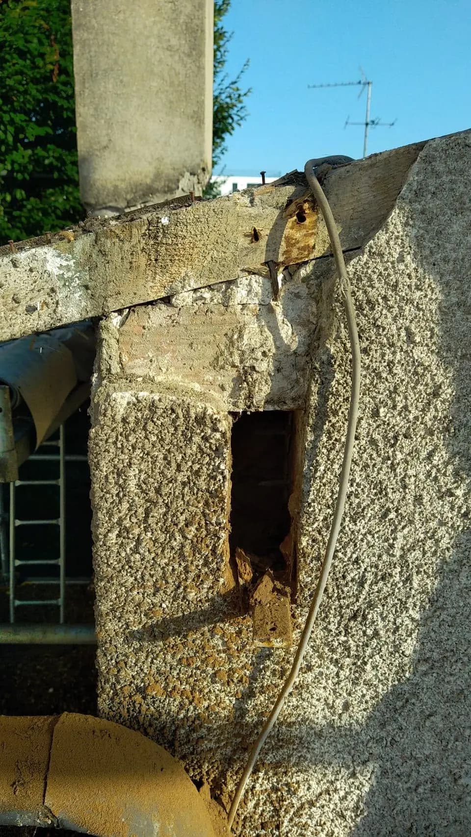 Maçonnerie d’une souche de cheminée à reprendre