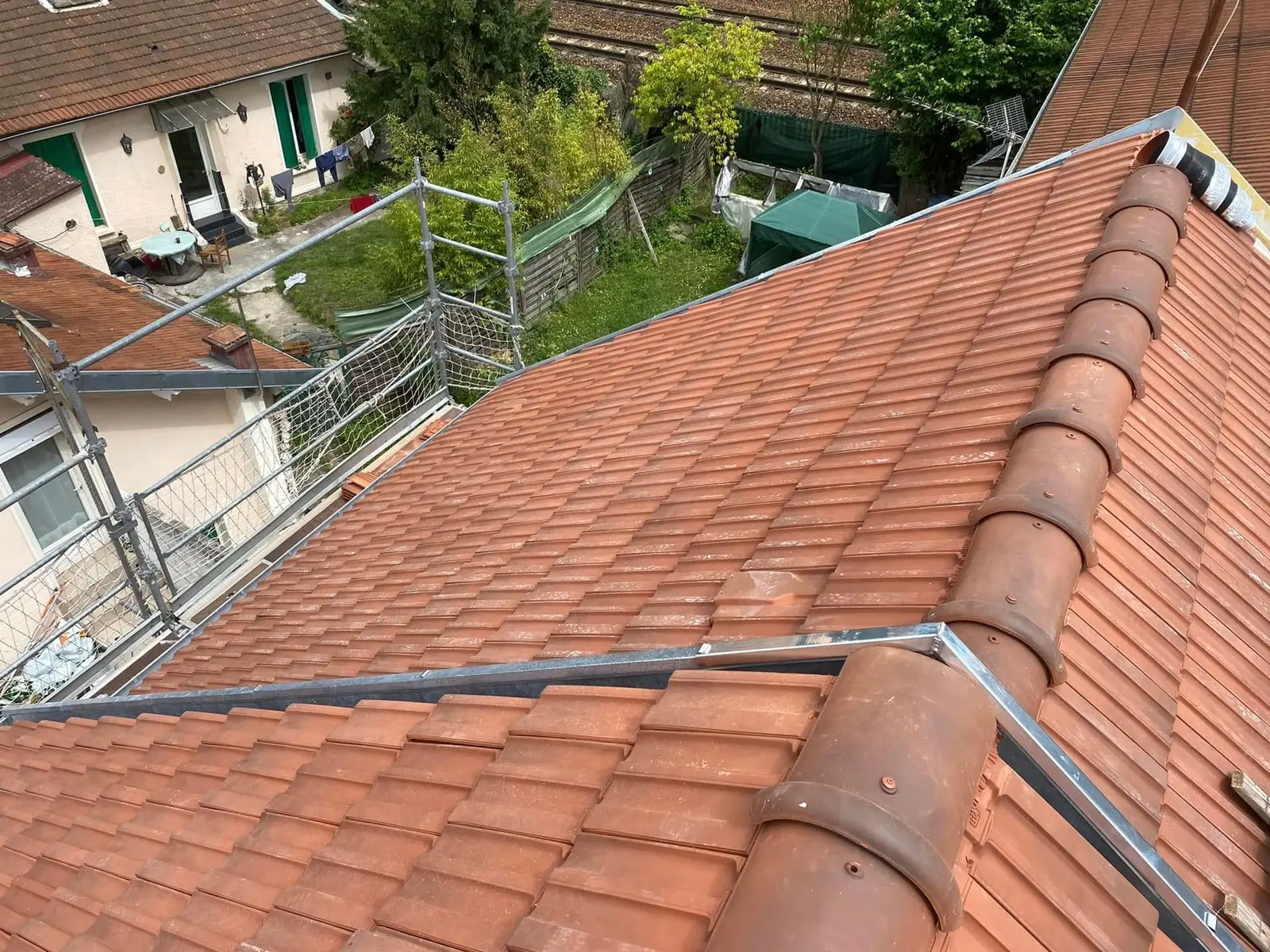 Toiture en tuiles terre cuite avec noue zinc